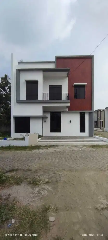 RUMAH MINIMALIS 2 LANTAI BANGUNAN BARU, 5 MENIT RSU DADI KELUARGA