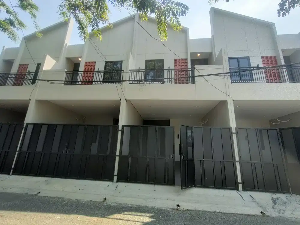 RUMAH BARU PINGGIR JALAN, 2 LANTAI DURI NIRMALA, DEKAT GREENVILLE,