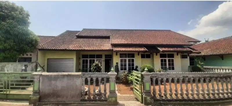 Rumah terawat di  pangaduan heubeul sumedang utara