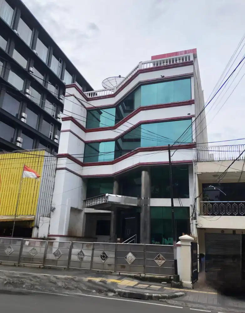 Dijual atau Disewakan gedung di jalan utama Johar Baru Jakarta Pusat