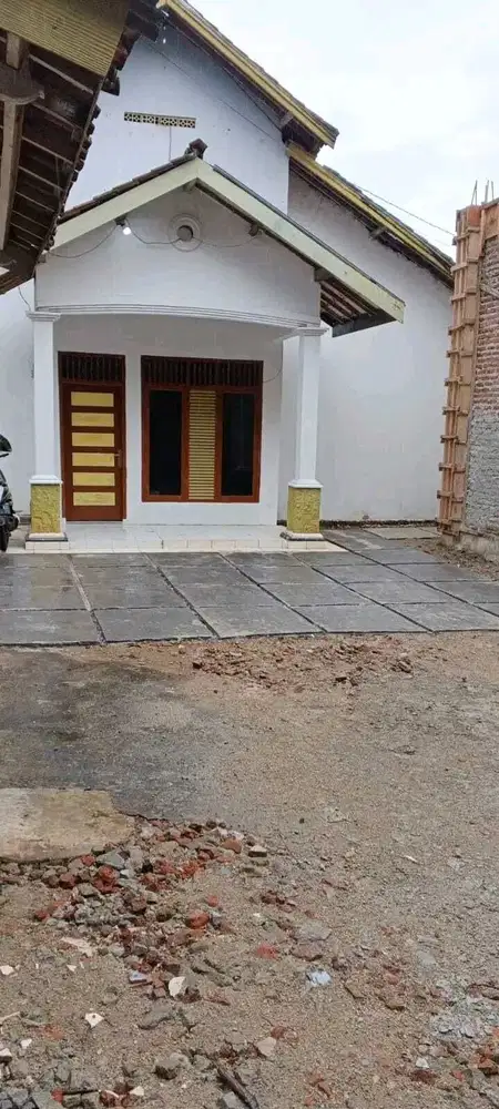 RUMAH di CIPOCOK JAYA dekat LAMPU MERAH Pinggir Jalan Aspal