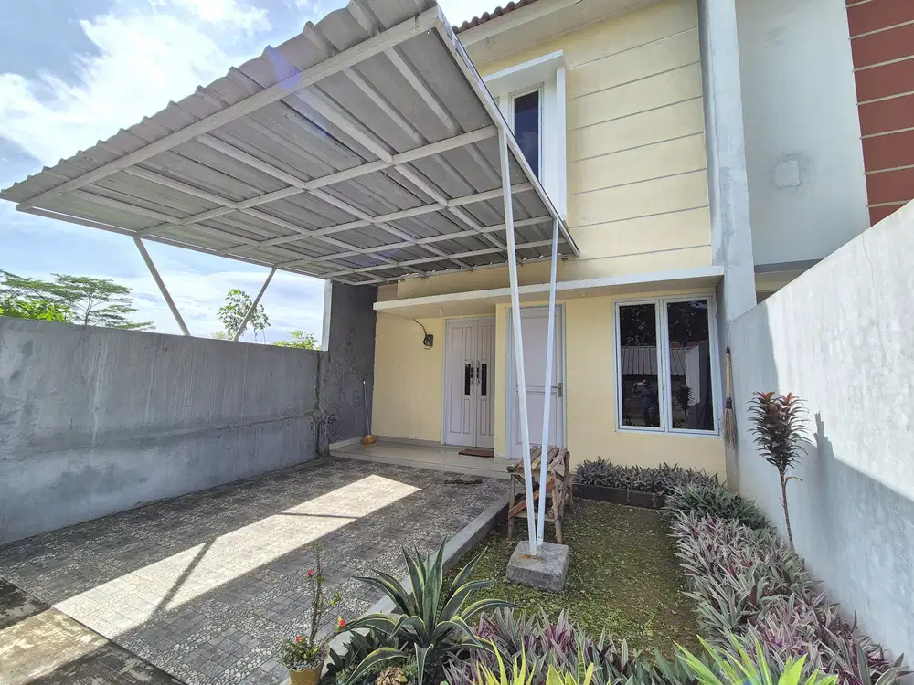 Rumah mewah dua lantai deket jalan raya