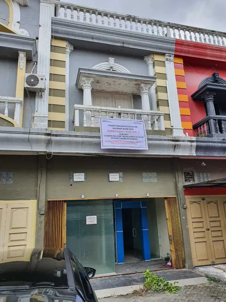 Ruko 2 lantai di daerah perkotaan didalam komplek ruko meliar