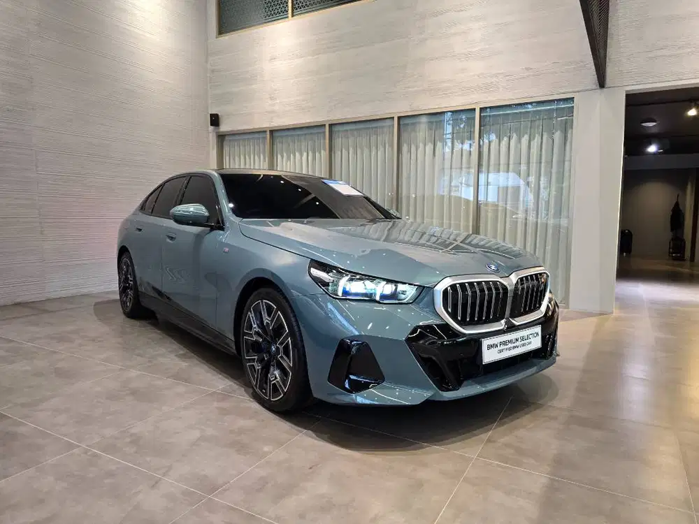 2024 BMW i5 eDrive40, Electric sedan with range 580 km !!