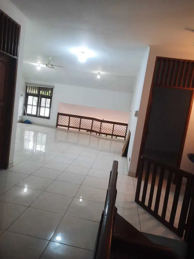 Rumah bagus 2 lantai siap huni di Puri Jakarta Barat