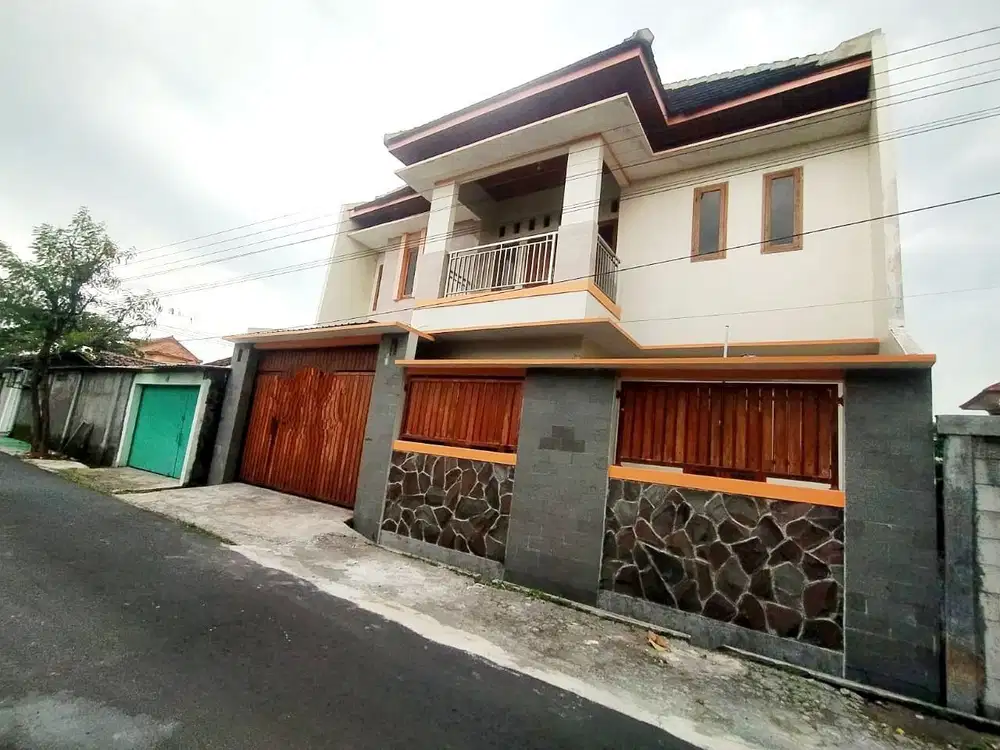 Rumah Mewah 2Lt 110m² Strategis Nyaman Surakarta