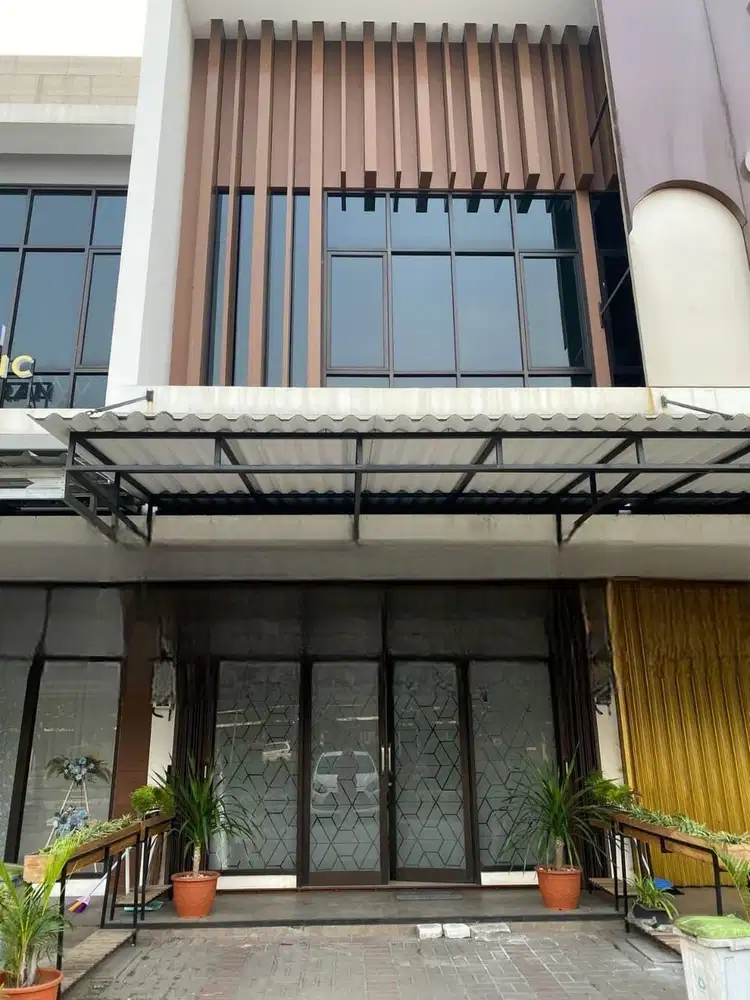 disewa kan ruko siap huni tiga lantai