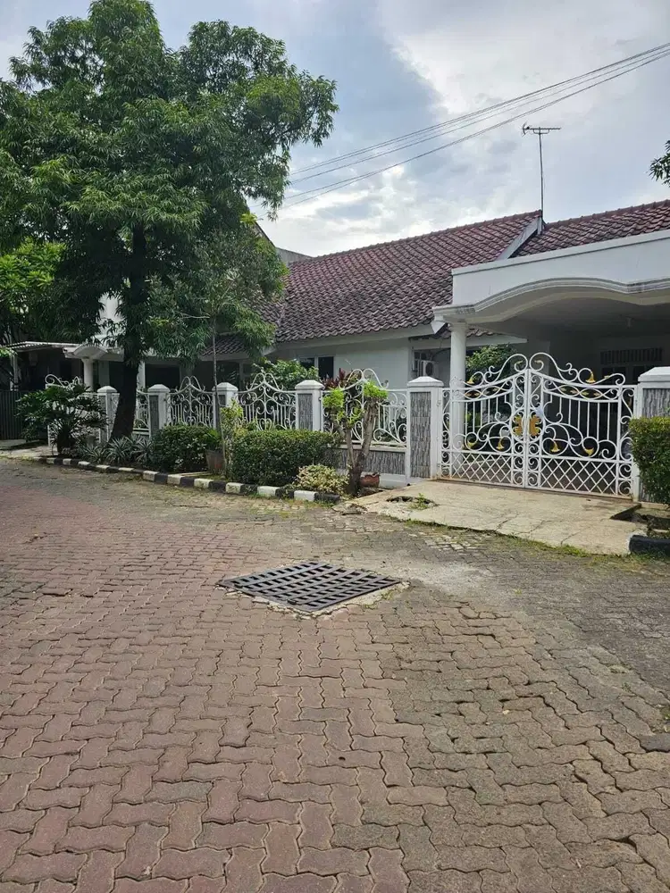 Rumah hook dalam perumahan besar, asri dan nyaman di radar auri depok