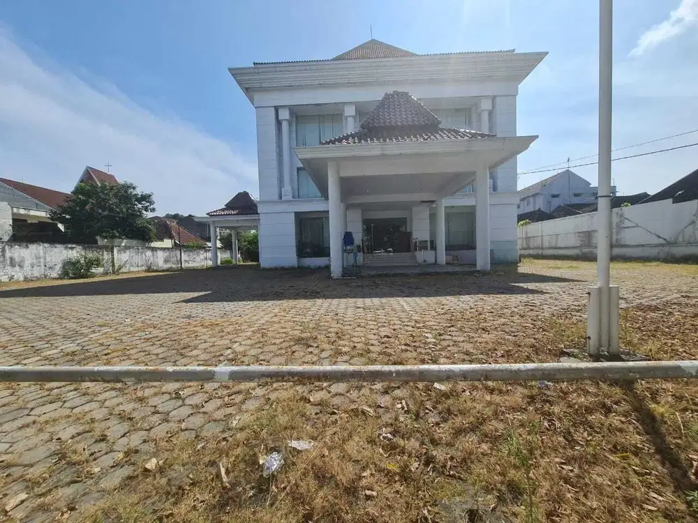 Gedung Super Strategis Luas Pusat Kota Solo