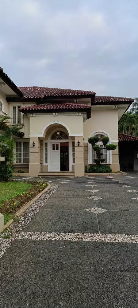 Rumah mewah 2 lantai siap huni ada kolam renang di lippo karawaci