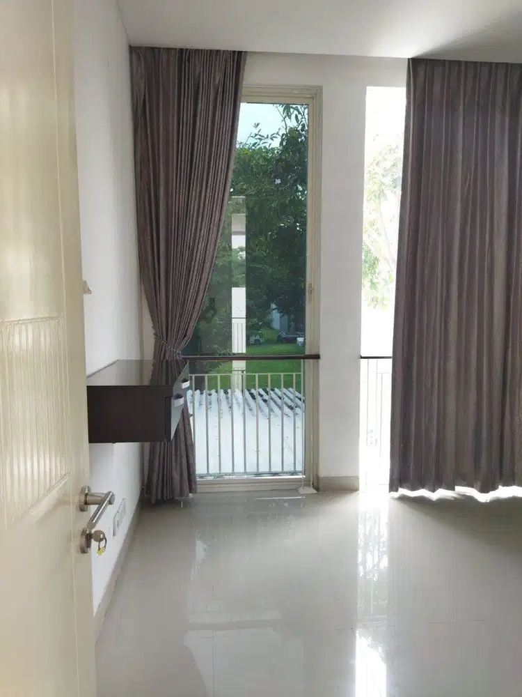 SEWA Rumah Long Beach, 2 Lantai, Semi Furnish, Pakuwon City, Surabaya