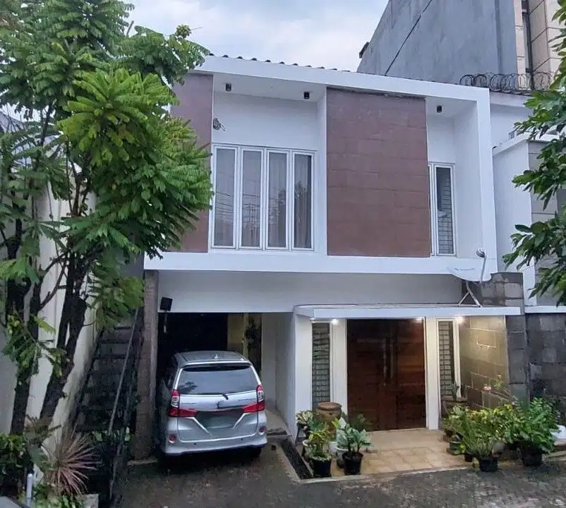 DIJUAL RUMAH TINGGAL 2 LANTAI KAWASAN KEBAYORAN BARU SEMI FURNISHED