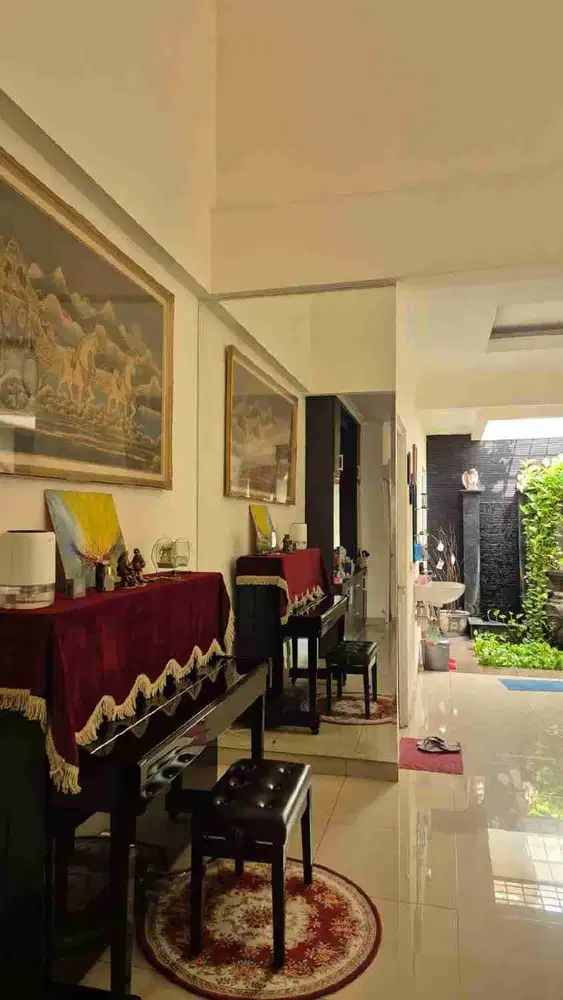 Rumah Hoek Cantik , Siap Huni Lokasi Strategis