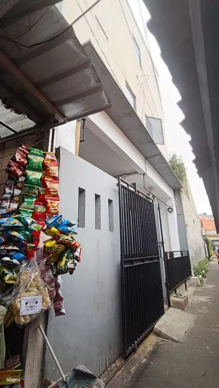 DI JUAL KOSAN AKTIF 3 LANTAI  LOKASI DEKAT KAMPUS UNINDRA  CONDET