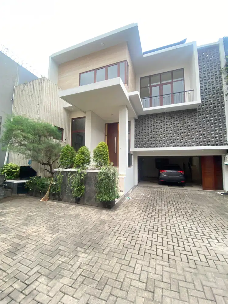 For Rent Elegant House in Compound with Beautiful S.Pool, Kemang area
