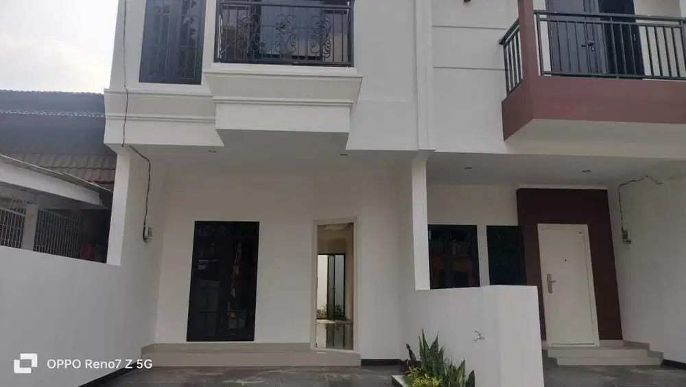 Rumah Cantik 2 Lantai Dekat RS Matraman  Jakarta Timur