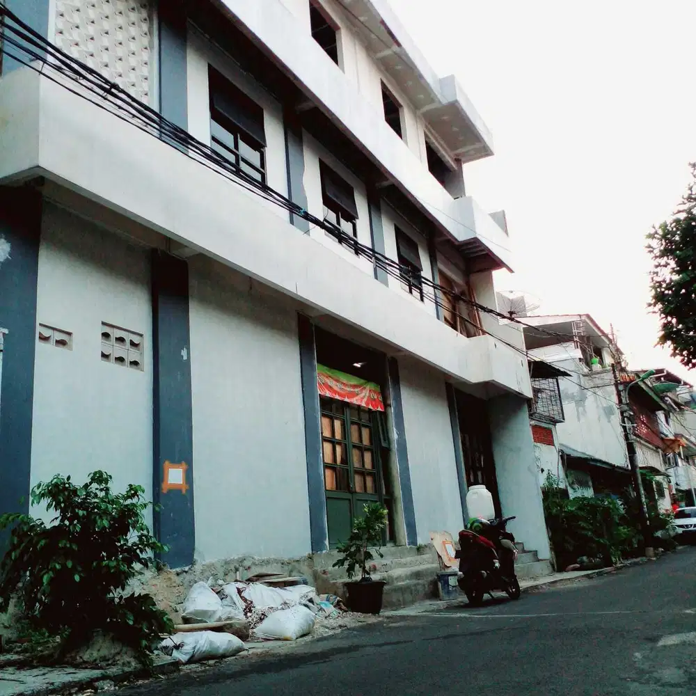 RUMAH BARU 3,5 LANTAI MODEL MINIMALIS LOKASI TANAH SEREAL JAK BAR