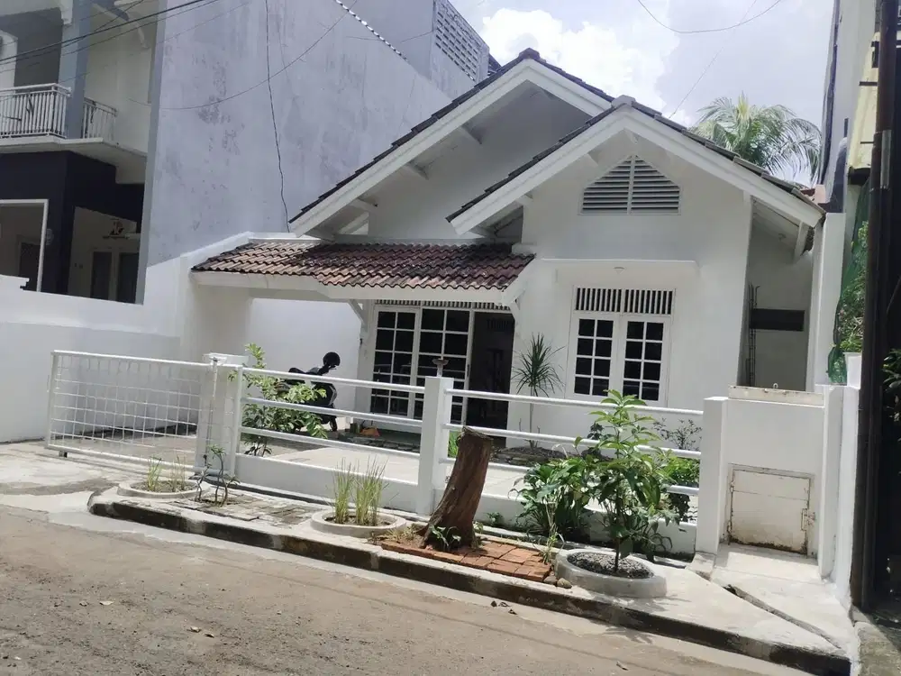 Disewakan rumah siap huni tanah luas 160 LB 85 dkt galaxy pekayon LR