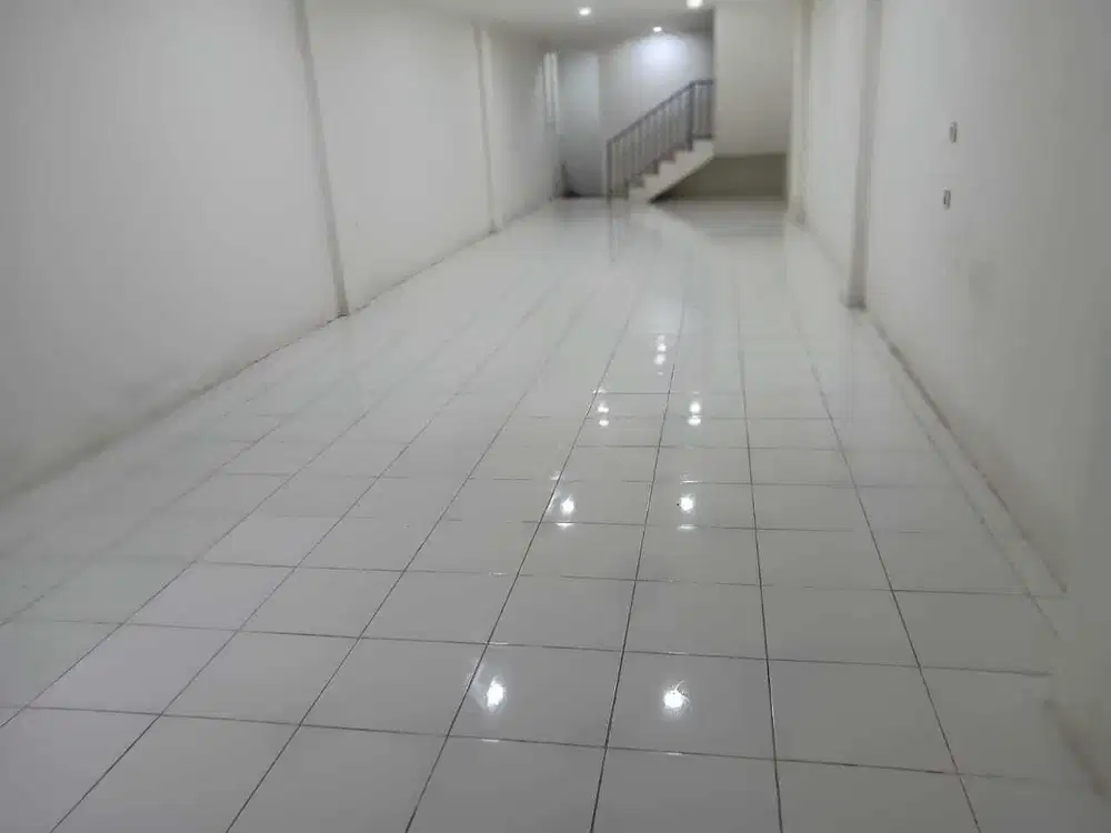 Disewakan/dijual ruko bagus Jl.Letjen Soeprapto, Jakarta Pusat