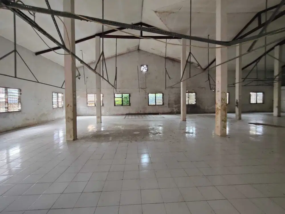 S830.Gedung ex pabrik Garmen Lokasi Pinggir Jln akses 2 Mobil Di Depok