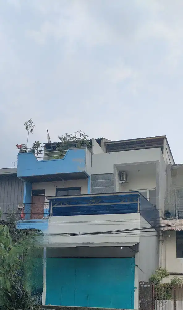 RUMAH SIAP HUNI LETAK STRATEGIS PINGGIR JALAN 4 LANTAI TAMAN RATU