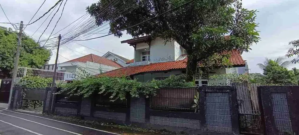 RUMAH BESAR DAN HALAMAN DEPAN BELAKANG LUAS DI CIPAYUNG JAKTIM