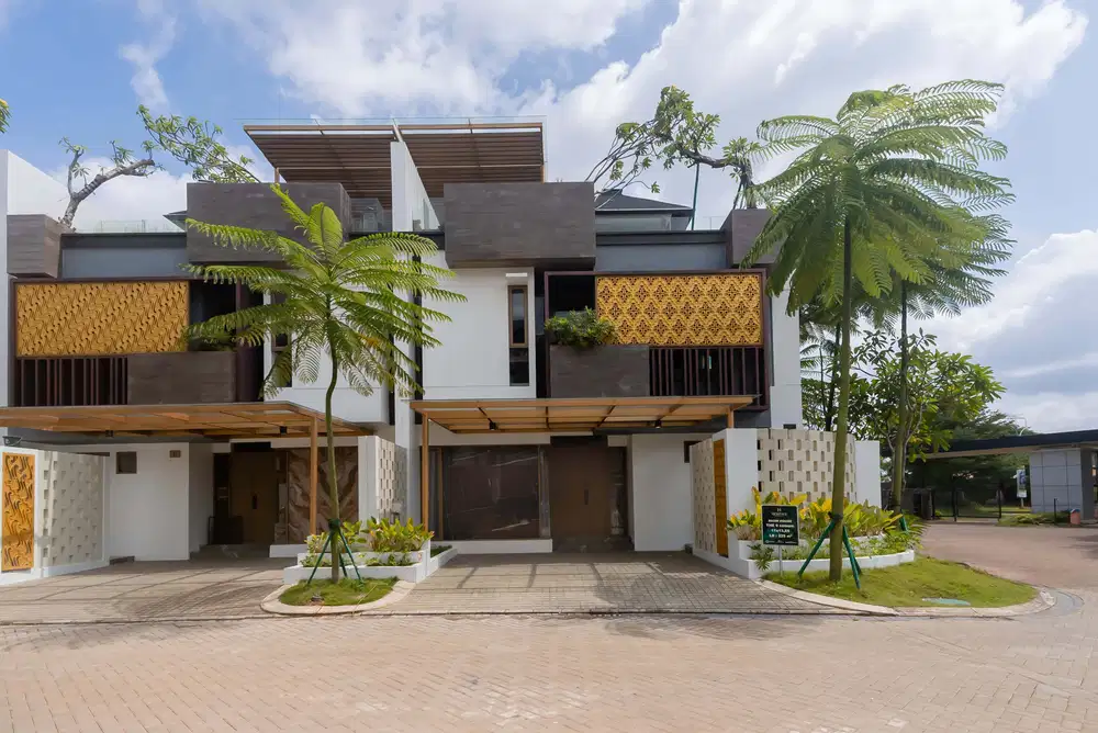 Rumah Exclusive 3 Lantai DP 0% Semi Furnished di Puri