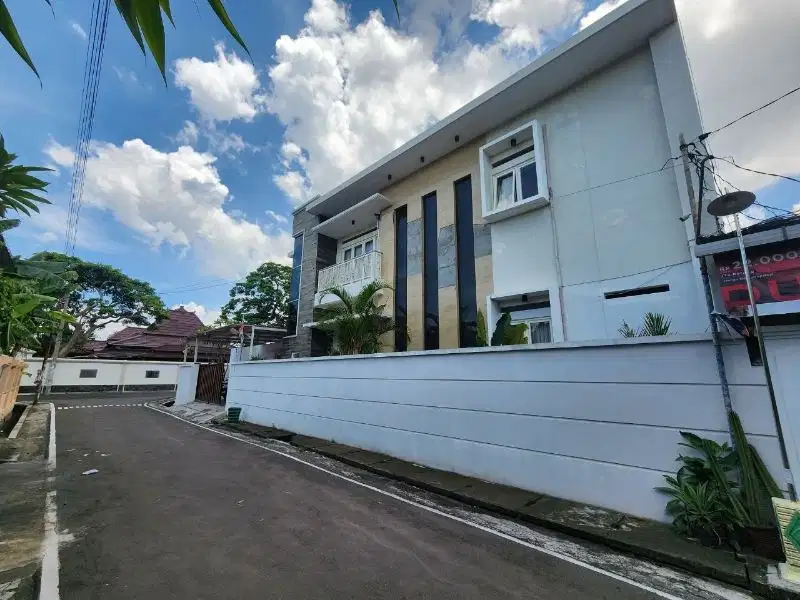 Rumah Mewah Paulan Colomadu Semi Furnish dan Kolam Renang (ED)