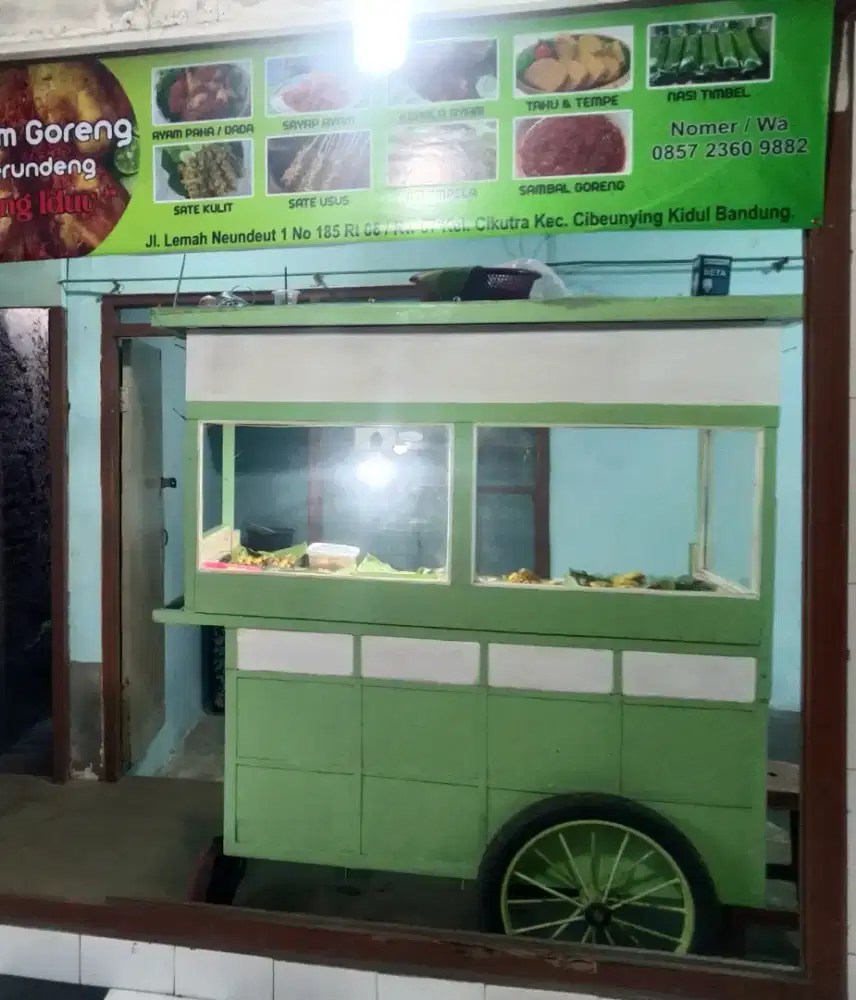 Gerobak gorengan atau ayam goreng