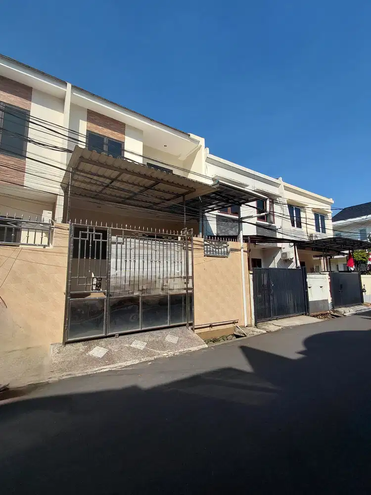 RUMAH 3 LANTAI SIAP HUNI TAMAN RATU