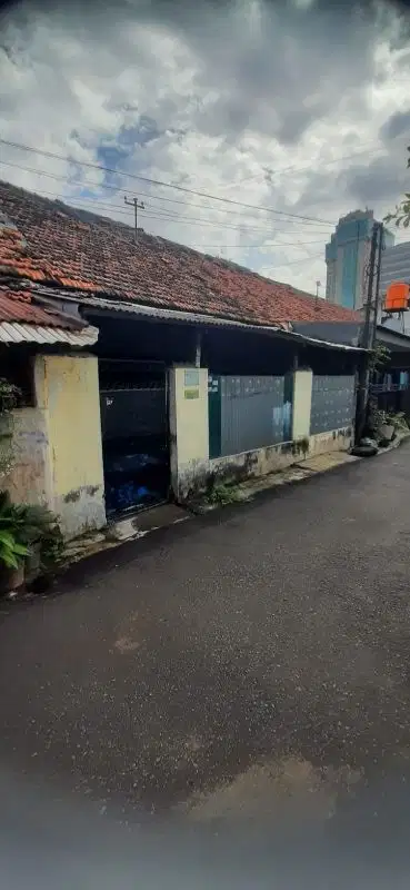 Rumah Tua  hitung tanah Jl Angrek Garuda Slipi