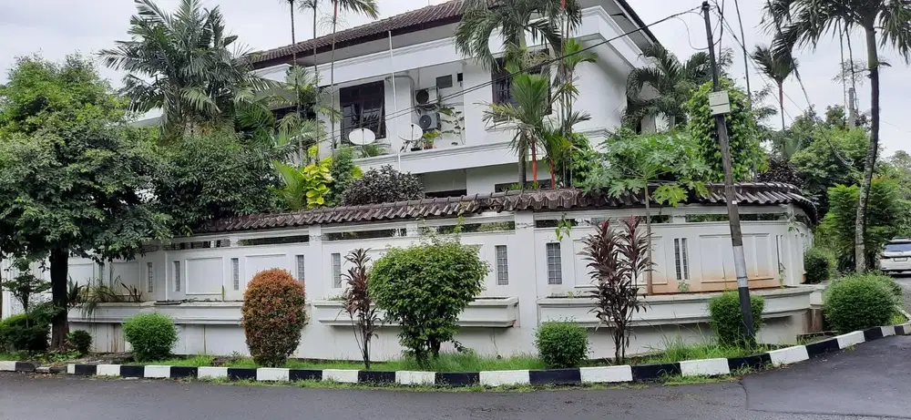 Rumah Bagus Halaman aluas Nyaman dekat Jaksel Bukit Cinere Depok