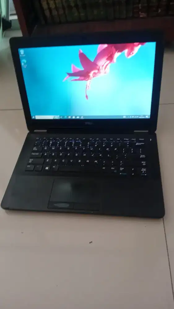 Laptop Core i5 generasi 6, SSD, keyboard murup