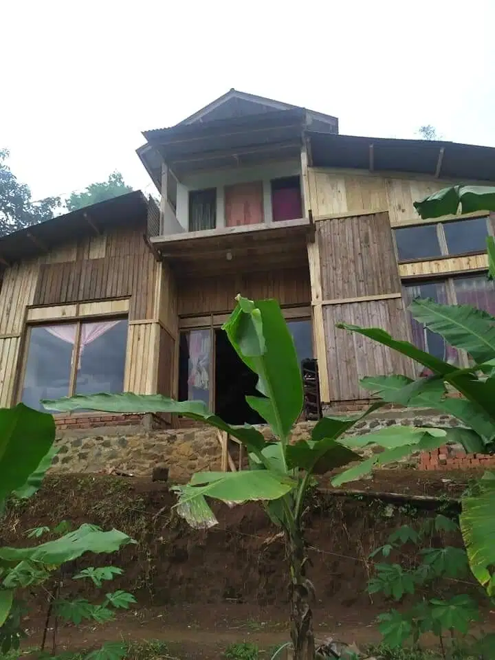 DIJUAL RUMAH VILLA KONSEP INDUSTRIAL LINGKUNGAN ASRI AREA SUKABUMI