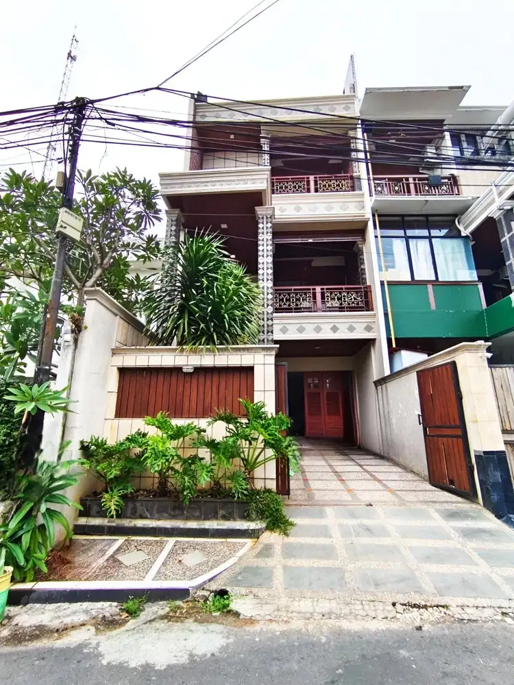 Sewa Rumah Modern 3,5 Lantai di Pejaten Unfurnished