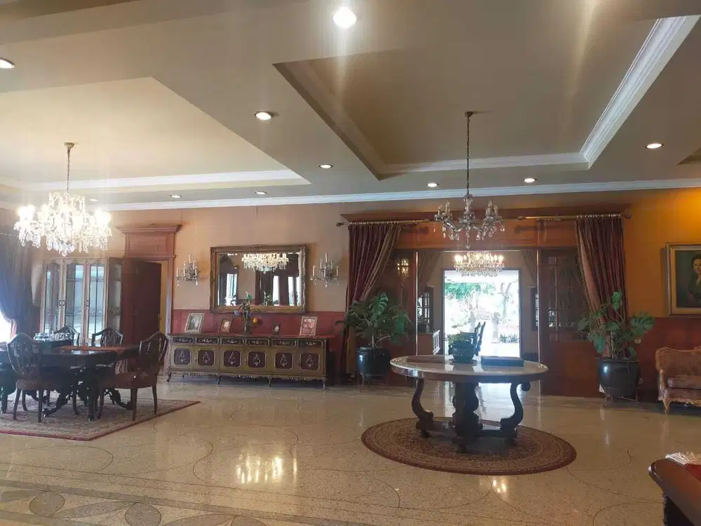 Hotel dengan Swimming Pool dan Taman Yang Luas di Kawasan Dago