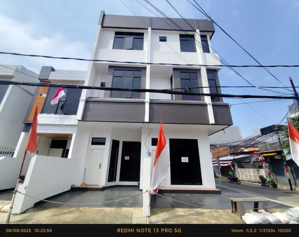 Rumah mewah 3 lantai siap huni di jl.kran 5 kemayoran jalarta pusat