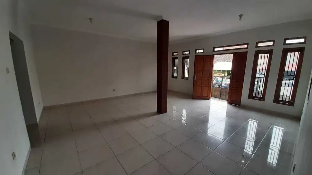 DISEWAKAN RUMAH Mainroad untuk usaha, LOKASI PUSAT KOTA!