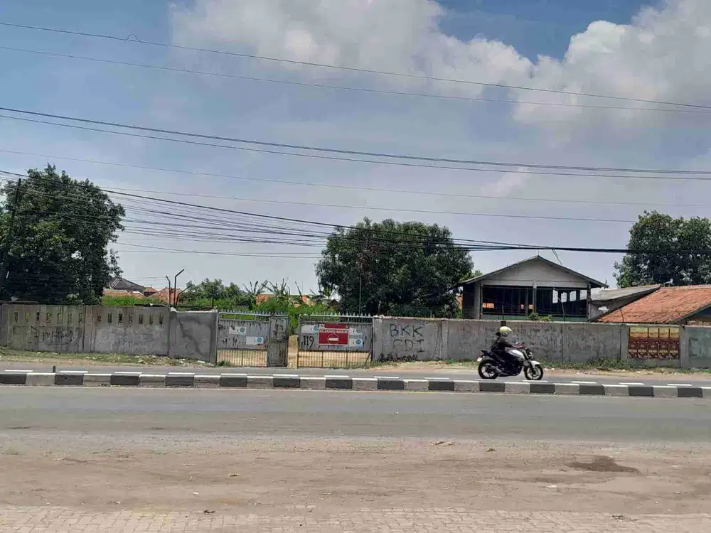 Tanah pinggir jalan raya full tembok keliling dekat pintu toll cocok buat gudang atau pool kendaraan berat