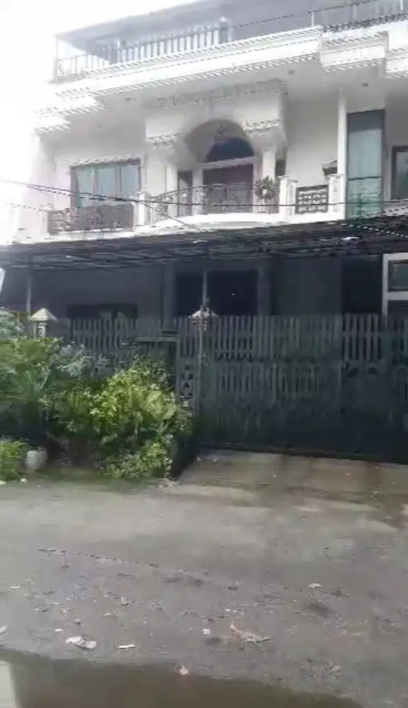 RUMAH BESAR 3 LANTAI LOKASI TERDEPAN HARGA PALING MURAH DI TPI 2