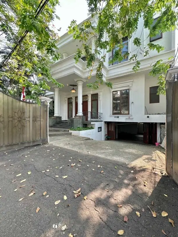 Rumah 2 Lantai dengan Basement di Kuningan Barat Jakarta Selatan