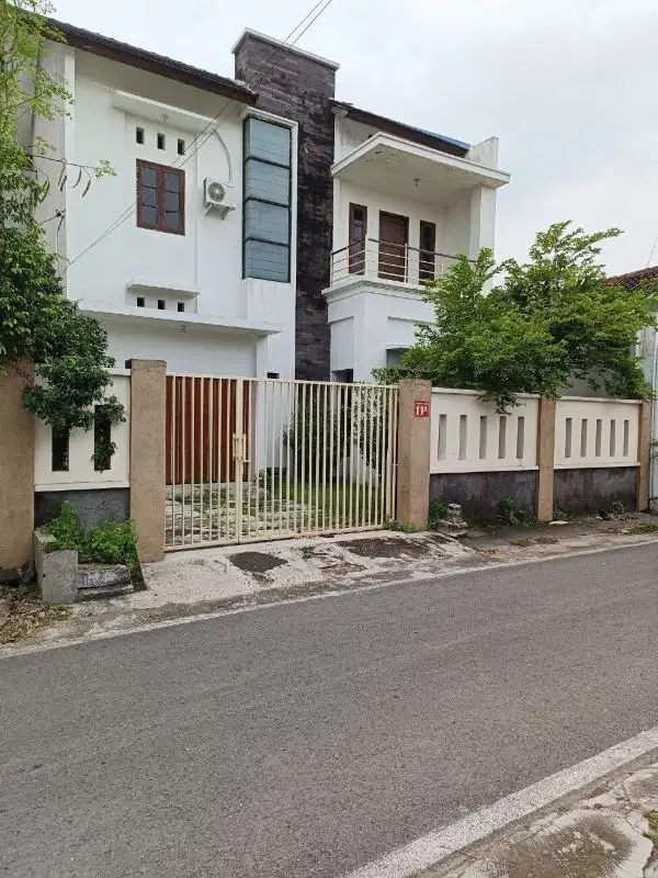 rumah mewah lahan luas di sumber banjarsari solo