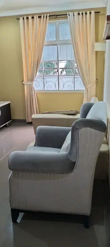 jual cepat town house tmn Paris Lippo Karawaci. Dua lantai