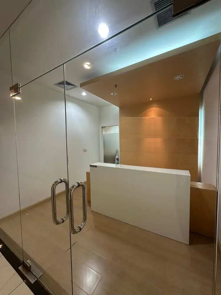 Disewakan Office Space / Kantor Fully Furnished 128m2 di APL Tower Central Park Jakarta Barat