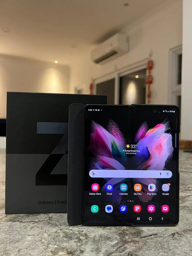 Samsung Z Fold 3, 256 GB. Garansi Samsung