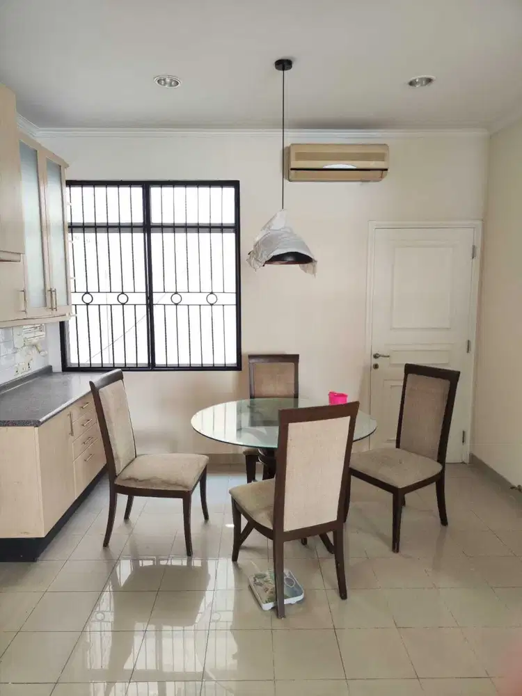 DISEWAKAN RUMAH CANTIK CAMDEN HOUSE JAKARTA BARAT 2 LT FULLY FURNISHED