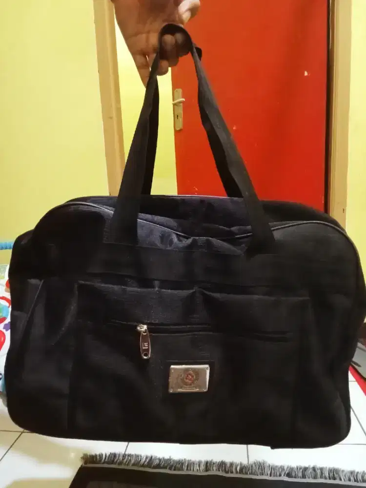 Tas besar hitam