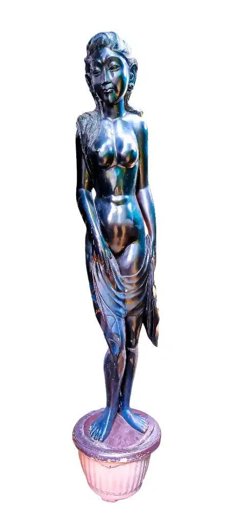 Patung kayu seukuran manusia
