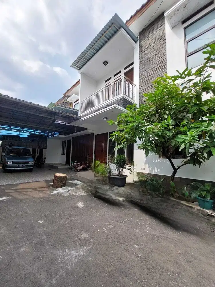 DI JUAL RUMAH BESAR BAGUS 2 LANTAI BISA KPR DI KALISARI JAKTIM