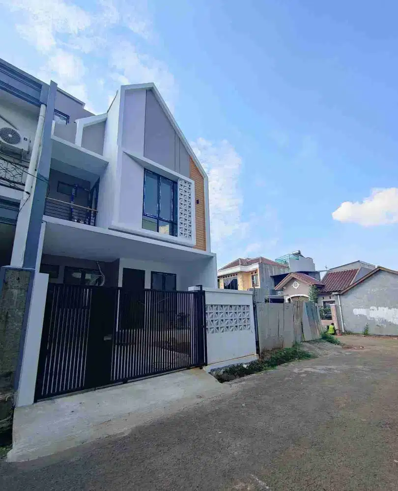 Dijual Rumah Baru 3 Lantai Dalam Komplek Tenang